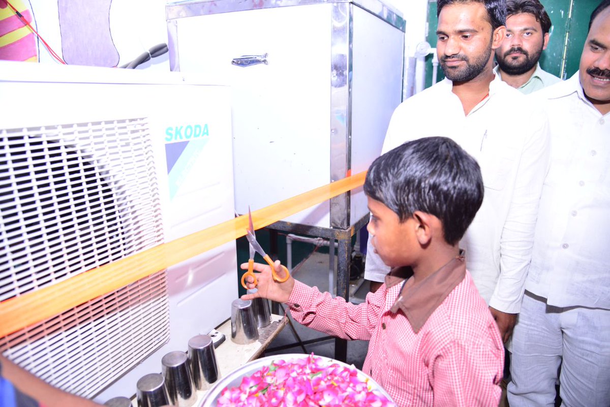 प्राथमिक विद्यालय,धन्नापुर में 150 लीटर प्रति घंटा क्षमता वाले आरओ व चिलर प्लांट का लोकार्पण। @BJP4UP #GramSwarajAbhiyan @UPGovt @BJP4India