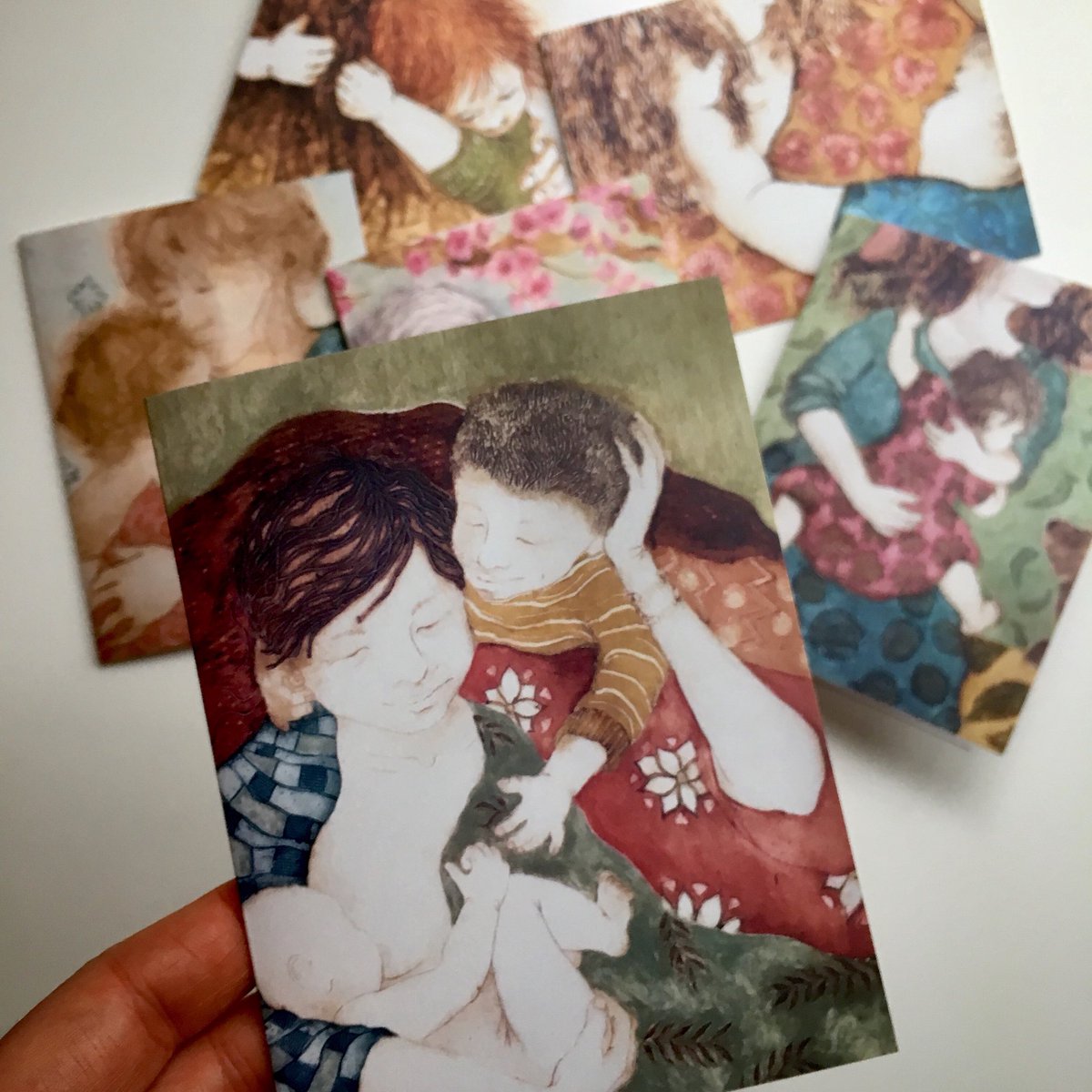 emenlu's tweet photo. “Sweet Snuggles” notecards perfect gift for #mothersday! 🌸❤️🌷💐🎨 6 unique images from the original #collagraphs    Shop in the link! Still time to ship!  
#motherhood #mom #mum #children #childhood #baby #illustration #snuggles https://t.co/fbpBf6je0W