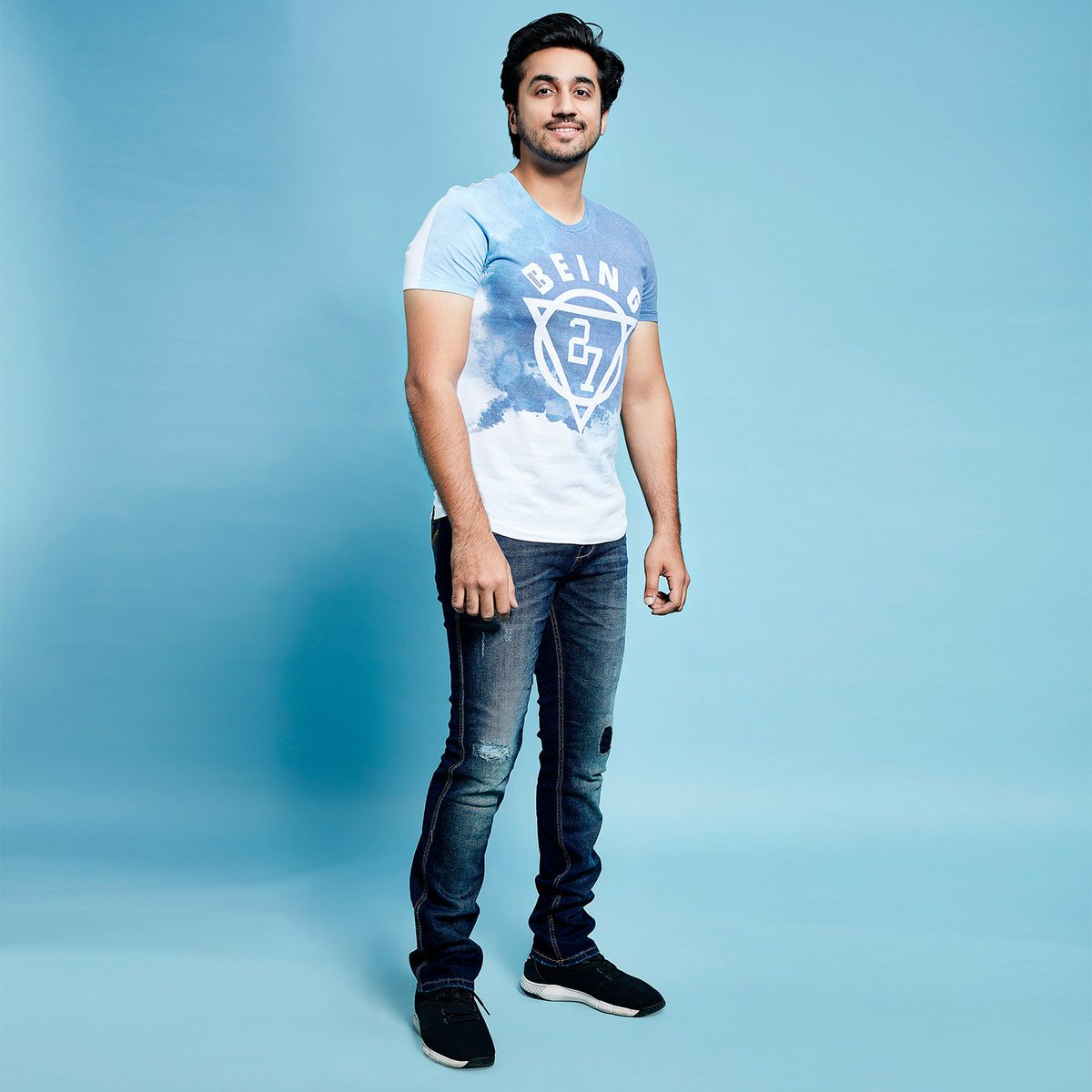 bebeinghuman's tweet photo. @emNikhil adds that oomph factor to his YouTube videos with his snazzy #DenimCode - straight fit, stonewashed jeans with printed tees for a trendy twist. #BHTribe #BHMen https://t.co/2IPfC3jTkO
