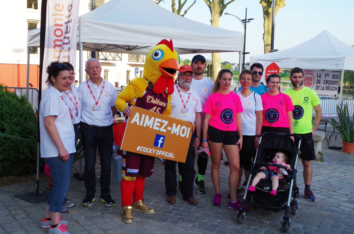 marie_gldl's tweet image. La @Light_Up_Run ? Un événement organisé par ma promo de Master à #Orleans et en partenariat avec mon entreprise @hmutuelle dont je suis très fière ! Du fluo, du sport, du fun et de la bonne humeur, un travail d'équipe enrichissant et motivant pour la suite ! 👏🏃‍♀️#LUR2018