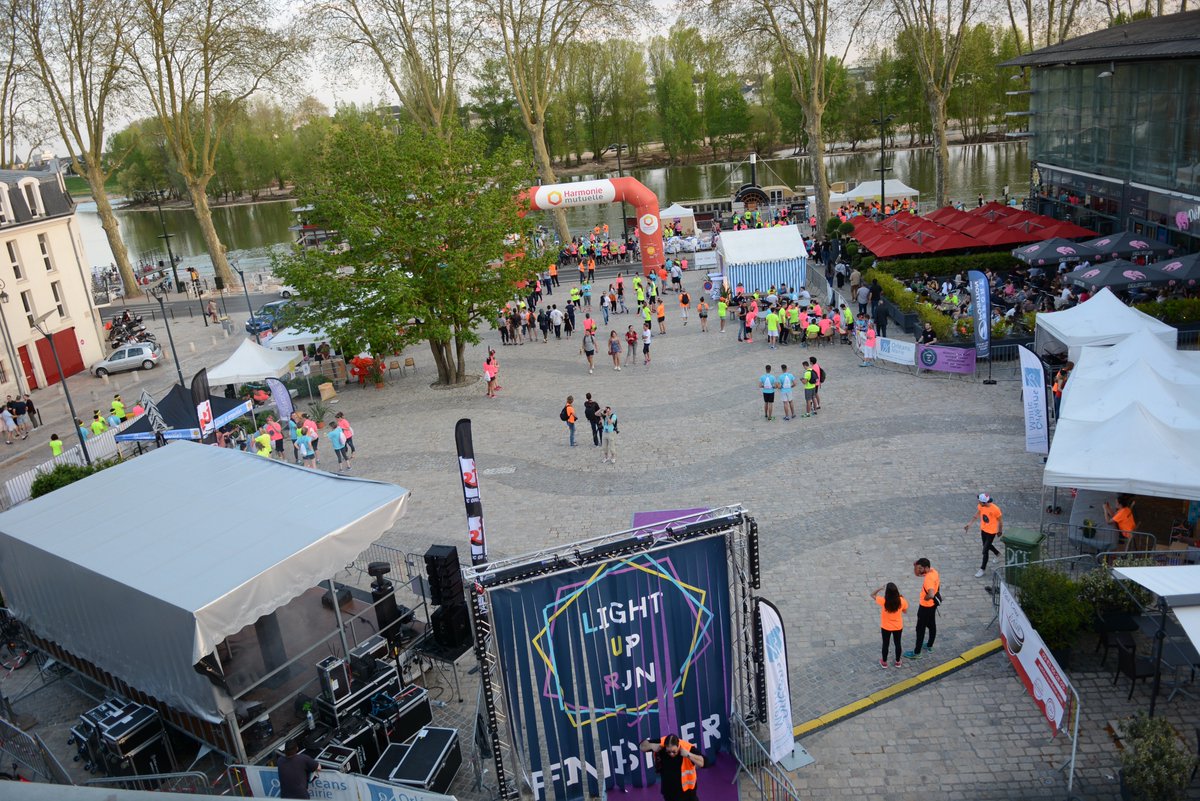 marie_gldl's tweet image. La @Light_Up_Run ? Un événement organisé par ma promo de Master à #Orleans et en partenariat avec mon entreprise @hmutuelle dont je suis très fière ! Du fluo, du sport, du fun et de la bonne humeur, un travail d'équipe enrichissant et motivant pour la suite ! 👏🏃‍♀️#LUR2018