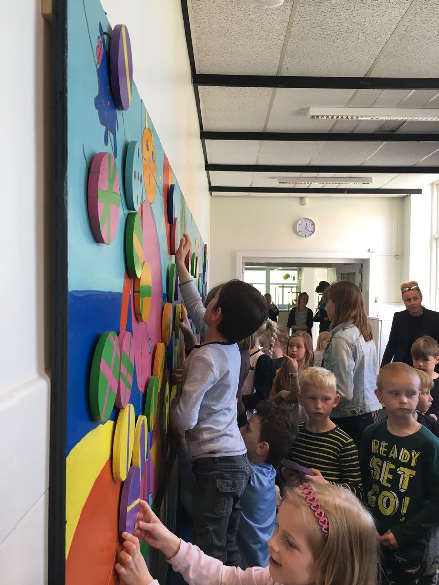 IngaMomsen's tweet photo. Gelungene Eröffnung von „Cirkel af fantasi“” Kreise aus Fantasie“ an der Fællesskolen Hoptrup Marstrup in Haderslev, DK. #makkerpar. Jetzt kann das Werk nach Lust und Laune verändert werden. #materialmalerei #kulturvermittler https://t.co/sGsDYviAcU