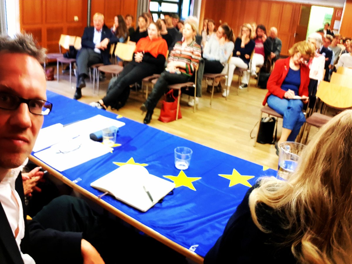 heilrath's tweet photo. Vor der #ldkbayern nochmal schnell #europa mit zwei Schulklassen und der #europaunion https://t.co/DR6HdhDTS8