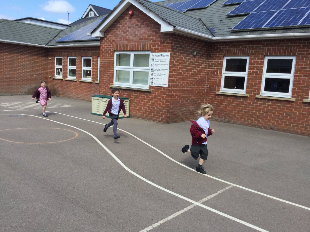 ThamesideSch's tweet photo. Run, run as fast as you can, you can’t catch us ... we’re doing the daily mile #RSCtps #dailymile #keepingfit #cantheteacherskeepup https://t.co/XaJ6V2VxCH