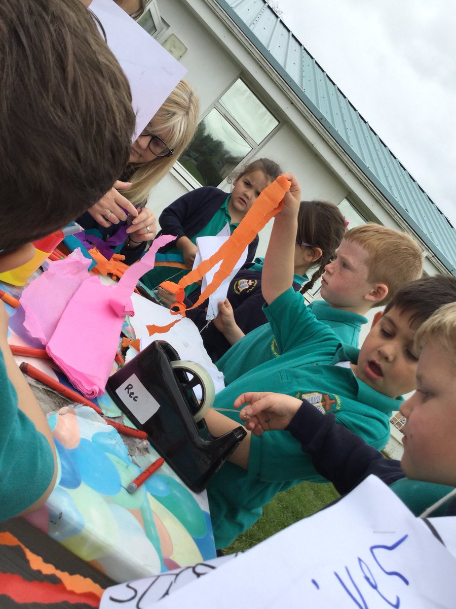 GwenfoCWPrimary's tweet photo. #FoundationPhaseFriday #space #funallaround https://t.co/hkkd3lclnn