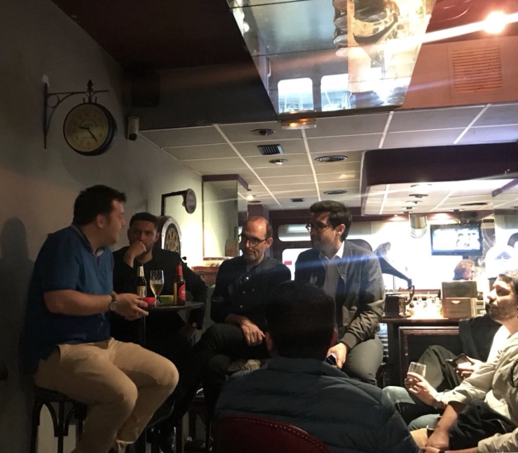 SoyPercastre's tweet image. .@paucanaleta, y .@cpontsorribes, .@toniaira y Salvador Percastre (@ComPolSocMed) del @POLCOM_UPF, en el 1er. encuentro Beers &amp;amp; Compolin con los brillantes alumnos del @MasterCompolin de la @bsm_upf 😃 
#Compolin, #Compol #Polcom | Foto: @Gabylanda85