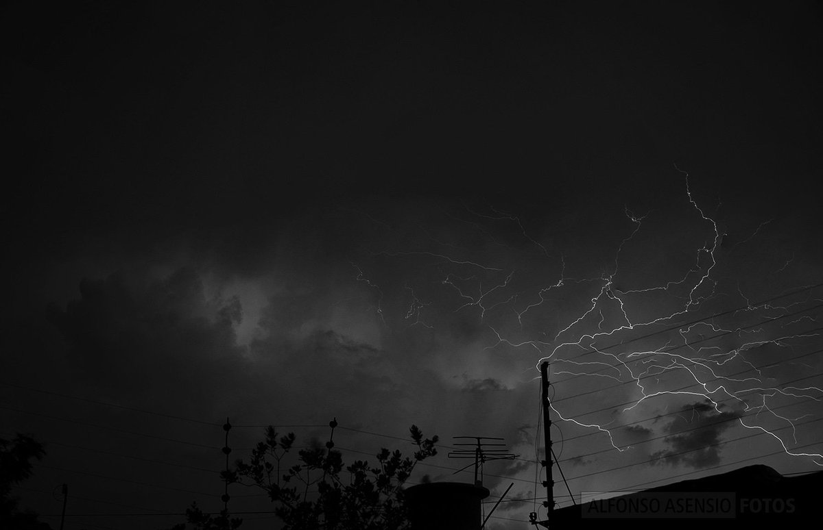 alfonsoas_fotos's tweet photo. Fuga
#rayos #refucilos #relampagos #Tormentas #nublado #tormenta #Lightningstrikes #cloudy☁️ #lluvia #rains  #pentaxk3ii #pentax1855mm #ricohpentax #pentaxforums #NaturePhotography #naturaleza #paisajes_argentinos #landscape https://t.co/8xyBxkBO1w