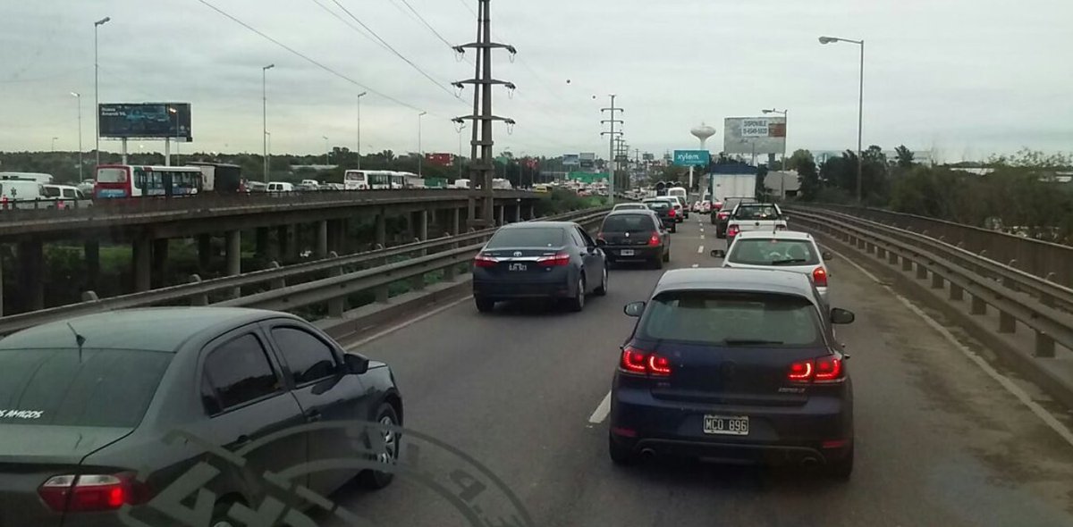 Matias_Mac1's tweet photo. @AlertasTransito Ya desde la Pana... esta es la vista. Linda che!😬🚌🏎️🚐🚛🚌🚐🚛🚕 https://t.co/0sMiLHKxQL