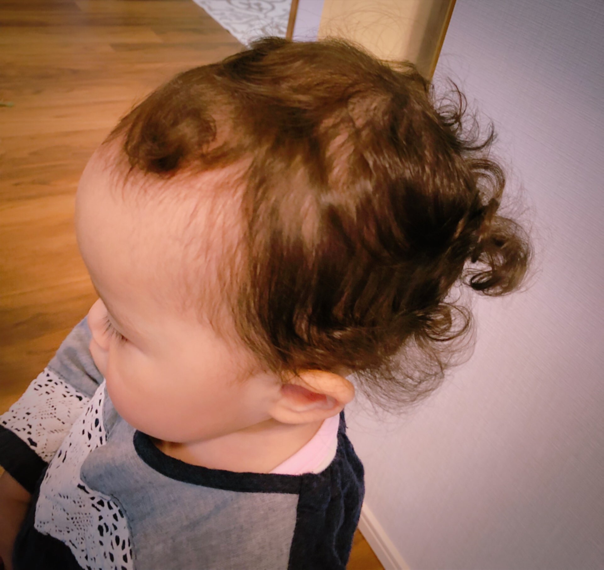 Swhm V Twitter 姪っ子は今年2歳 お正月に会った時より表情も表現力も豊かになって すっかり女の子だった 2歳女児 天然茶髪 天然パーマ 口に手を当てて笑う 椅子にちゃんと座る ごにょごにょお喋りしてるつもり ほんとに天使 T Co 4p7knvotm8