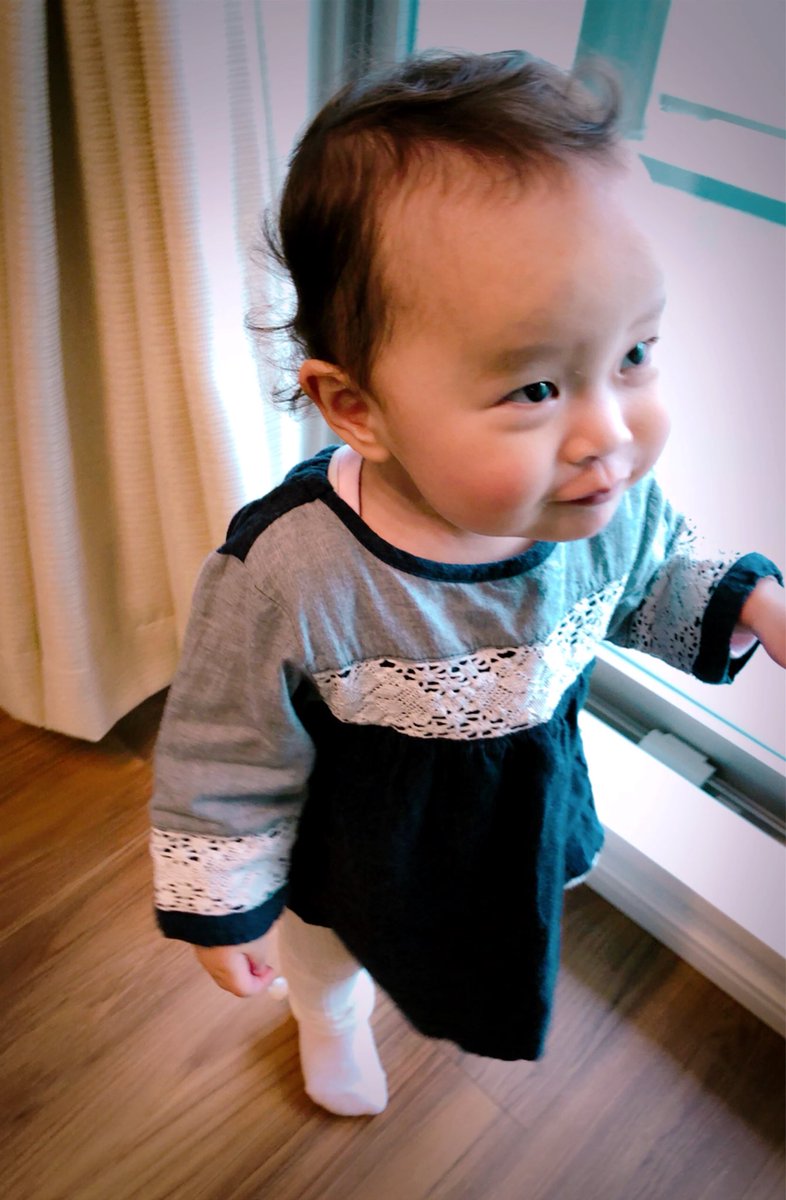Swhm V Twitter 姪っ子は今年2歳 お正月に会った時より表情も表現力も豊かになって すっかり女の子だった 2歳女児 天然茶髪 天然パーマ 口に手を当てて笑う 椅子にちゃんと座る ごにょごにょお喋りしてるつもり ほんとに天使