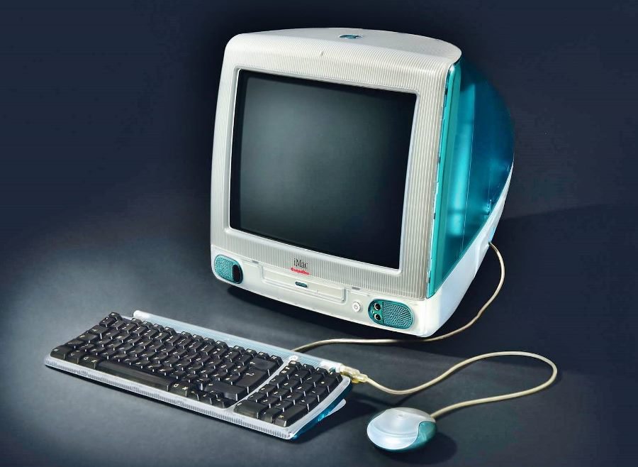 hnfpb's tweet photo. Als Steve Jobs vor 20 Jahren den iMac vorstellte, präsentiert er nicht nur einen bunten innovativen Rechner, sondern rettete das Unternehmen auch vor der drohenden Pleite. https://t.co/zaznh6S4zx https://t.co/Vi0ldNsptr