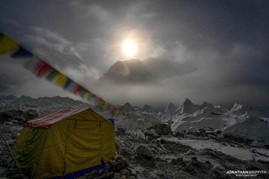 desnivelados's tweet photo. Los dos equipos que preparan travesía Everest-Lhotse están a punto para intentarla https://t.co/d5ZXFRvnc2 Fotos @jongriffithphotography https://t.co/w80KKjukc5