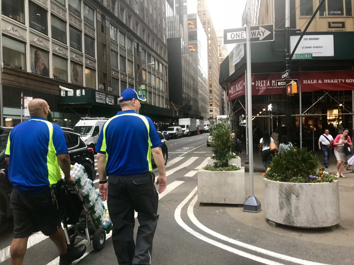 NestleWatersNA's tweet image. Good Morning NYC! Executive Vice President of @ReadyRefresh Henrik Jelert is out making some Manhattan deliveries today. #ReadyRefresh