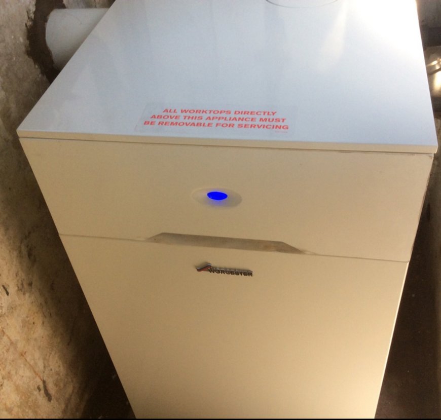 wiserandwarmer's tweet photo. Before and After. Beautiful new @WorcesterBosch Heatslave II with Worcester Comfort II Controller ErP @HeatingYourHome https://t.co/w3x0Zvg5AL