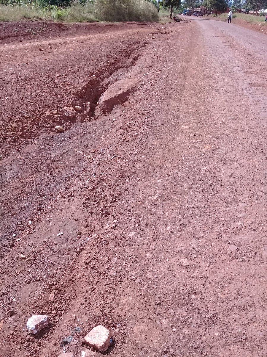 IssackKatabizi's tweet photo. Dah!barabara ya kuelekea Kibingo  hii!!!! Kuna siku mapandanjia haya yatasababisha ajali hapa.

@Kiganyi_ @BitamaDavid @MagufuliJP @mr_mkaa96 @illomo_seth @MarekaMalili @OxfamTz @JMnwele @JumanneRois @kwanza_tv @SNJIGINYA @zittokabwe @BabuAllySalumu @JosephlnaN @JonasEm03308937 https://t.co/PnHkXp1C58