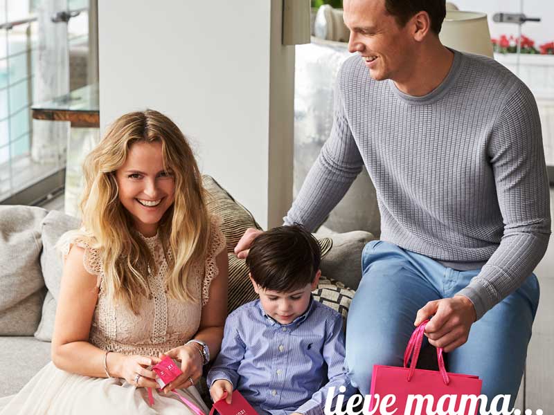 Het is zondag 13 mei alweer Moederdag. Hoog tijd om jouw moeder weer even (extra) in de watten te leggen met een mooie armband, prachtige oorbellen of... lees hier verder voor cadeau inspiratie: ow.ly/UimA30jPK8O