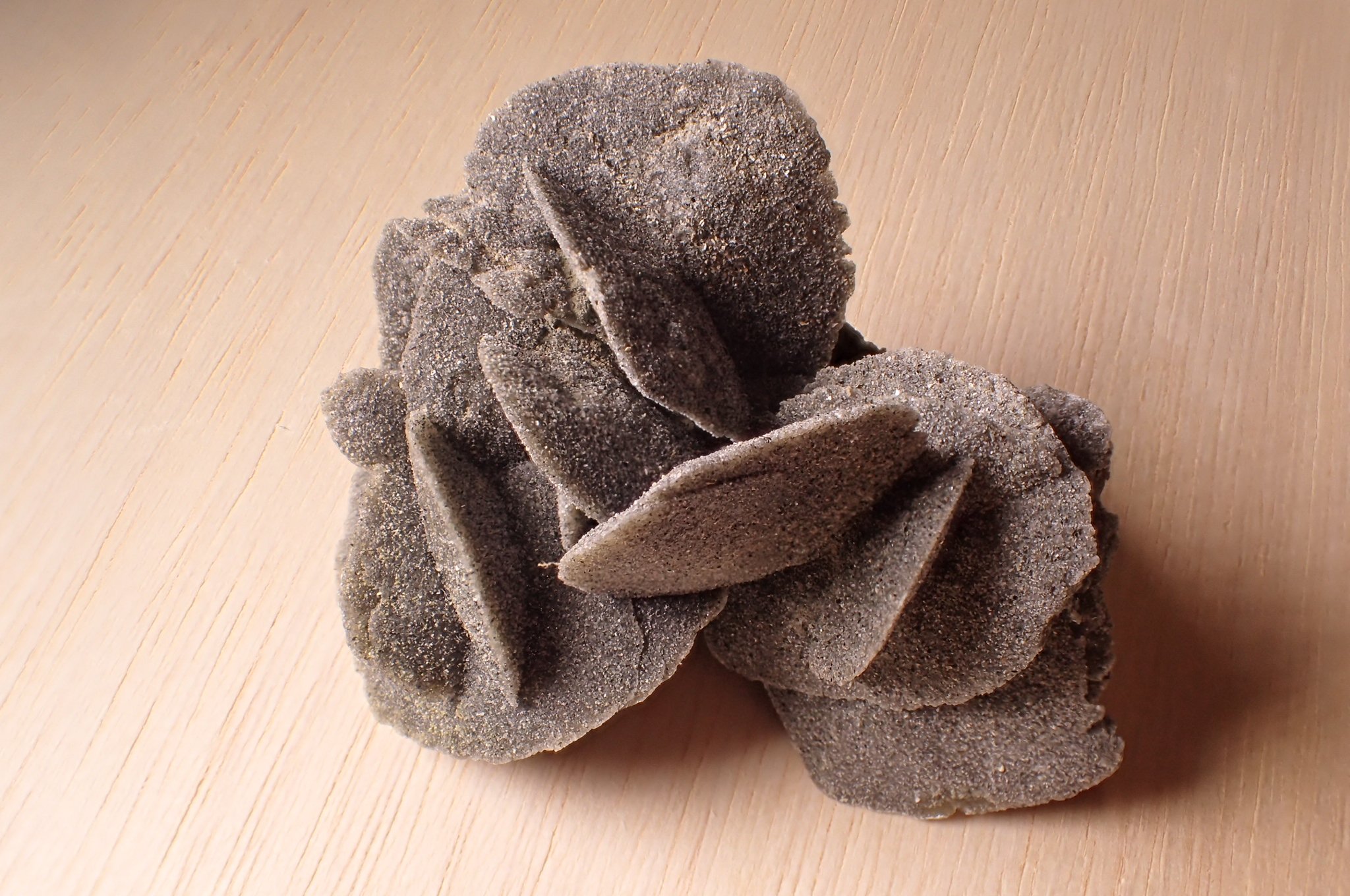 تويتر じゃが على تويتر ペルーの砂漠の薔薇 黒薔薇というか 厨二が疼く感じの具合 砂漠の薔薇 コレクション 産地が違うと色がかなり変わるので面白いと思う サハラ砂漠 中国 メキシコ アメリカ ペルー産 鉱物 T Co Vguw5dx4ki