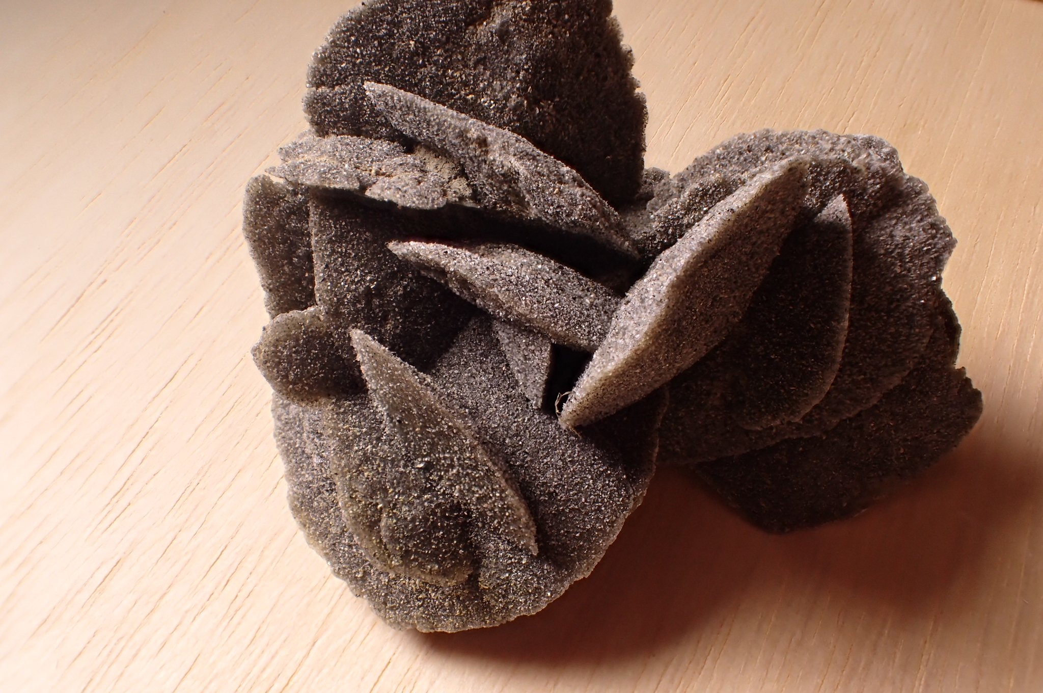 تويتر じゃが على تويتر ペルーの砂漠の薔薇 黒薔薇というか 厨二が疼く感じの具合 砂漠の薔薇 コレクション 産地が違うと色がかなり変わるので面白いと思う サハラ砂漠 中国 メキシコ アメリカ ペルー産 鉱物 T Co Vguw5dx4ki