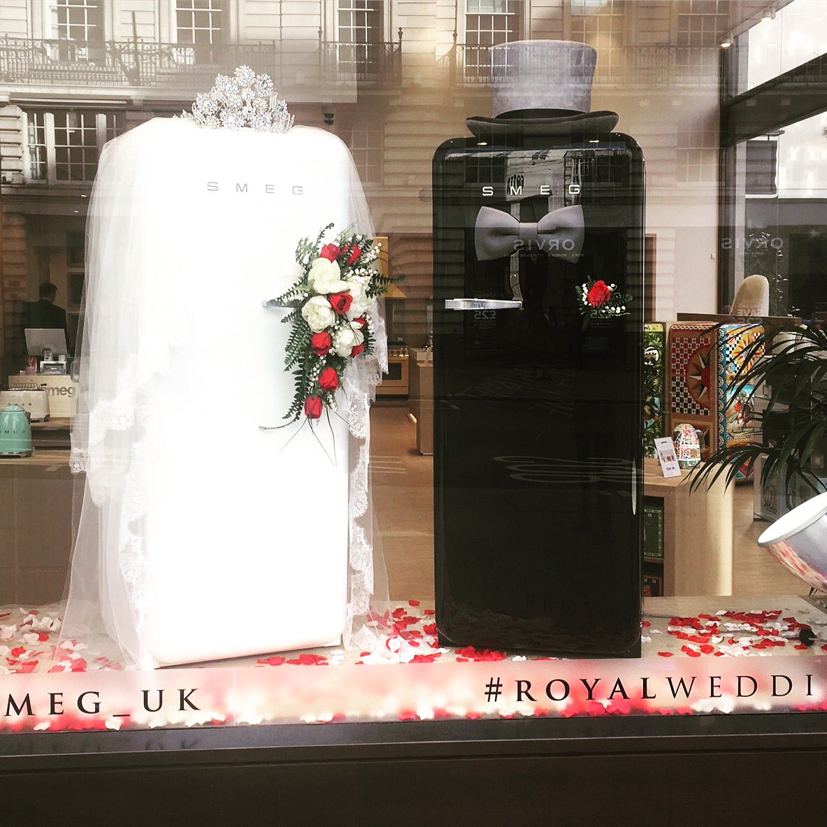 Plunge_UK's tweet photo. A royal wedding, indeed, at Smeg’s London store.
This dashing fellow’s top hat and bow were created here at Plunge.
#Smeg #SmegFridge #RoyalWedding #WindowDisplay #WindowProps #OversizeHat #GiantTopHat #SmegWedding #FashionWindow #RetailDisplay https://t.co/jV70akTvCl