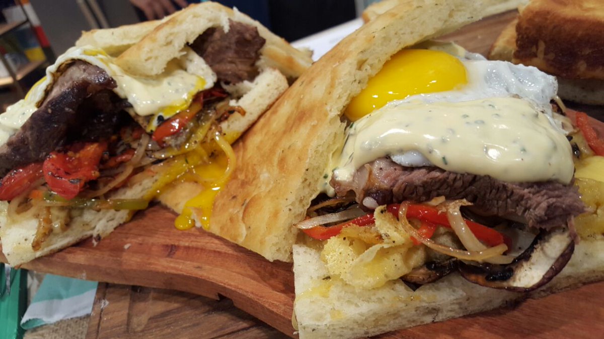 cocinerosarg's tweet photo. Llegaron las #RecetasDelFinde
@ximena_saenz  cocina un #Flantástico flan y un roast beef braseado en sándwich
@juanbraceli unas #PaltasRellenas
@pizarrofeli una #Carbonada 
Y @SivoriDiego nos trae el ranking de los alimentos que no pueden faltar en tu dieta
Vivo 14 hs @TV_Publica https://t.co/qrBZSAqzOW