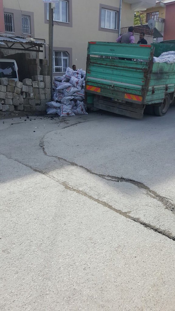aykuterdogdu's tweet photo. Artık nasıl İNCE bir korkuysa kış bitmesine rağmen Van’da kömür dağıtıyorlar...
#İNCEdenDemokrasiGelecek
Biz gerçek yoksullara aile sigortası kapsamında aile maaşı bağlayacağız...
Açlığı ve yoksulluğu sıfırlayacağız...
Hiçbir çocuk yatağa aç girmeyecek... https://t.co/o2TuT4bKZz