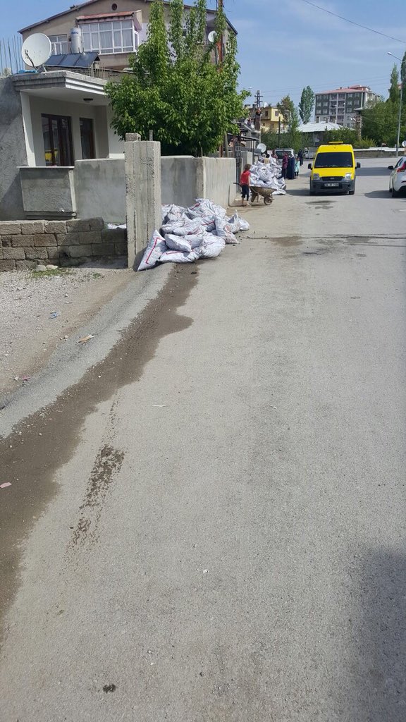 Artık nasıl İNCE bir korkuysa kış bitmesine rağmen Van’da kömür dağıtıyorlar...
#İNCEdenDemokrasiGelecek
Biz gerçek yoksullara aile sigortası kapsamında aile maaşı bağlayacağız...
Açlığı ve yoksulluğu sıfırlayacağız...
Hiçbir çocuk yatağa aç girmeyecek...