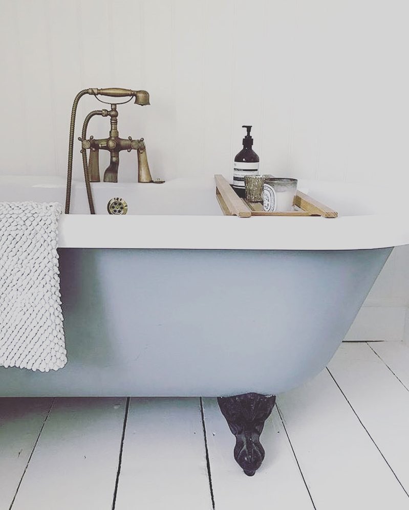cornish_house's tweet photo. #Friday is here at last! What relaxing plans do you have in mind this #weekend. Roll top #freestanding #baths are a great source of #relaxation and add a touch of class to any #bathroom #design #interiordesign #dailyinspiration #interiorinspo #fridaynight #fridayfeeling #tub https://t.co/oT2FauKVkT