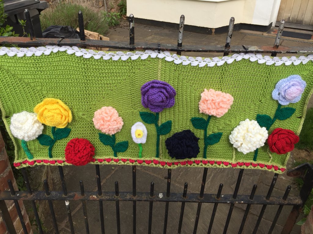SomersetDay_BL's tweet photo. Visit @BishopsLydeard this #BankHolidayWeekend to see our #SomersetDay #Yarnbomb https://t.co/rX4pNEyjaR