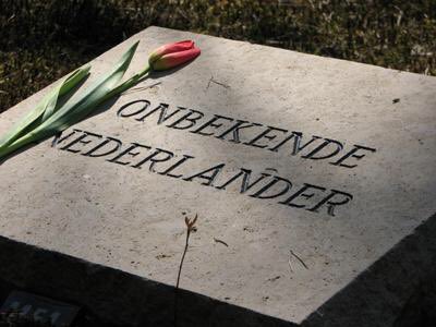 JWBeaujean's tweet photo. Indrukwekkende #4mei herdenking #ereveldvolleven op nationaal ereveld Loenen! https://t.co/GZTGPj4Y0N