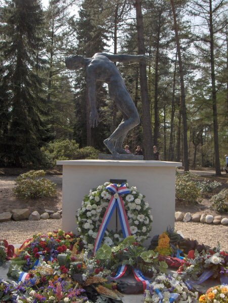 JWBeaujean's tweet photo. Indrukwekkende #4mei herdenking #ereveldvolleven op nationaal ereveld Loenen! https://t.co/GZTGPj4Y0N