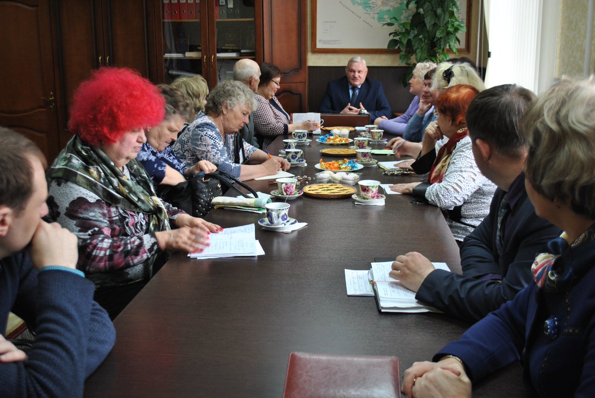 Глава Вичугского района Михаил Новиков на встрече с членами районного совета ветеранов рассказал о планах администрации на текущий год и ответил на все интересующие пенсионеров вопросы,а также выразил им благодарность за активную гражданскую позицию