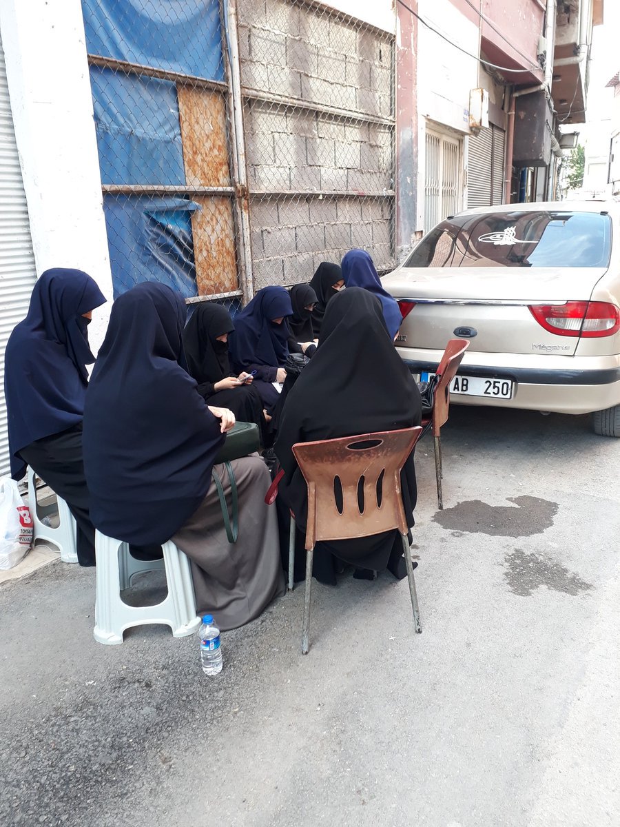 MedyaFurkan's tweet photo. 30 gündür evleri mühürlenerek sokağa atılan öğrenci ve aileler, evlerinin önünde beklemeye devam ediyor.

#Sokakta30Gün https://t.co/MO4QpOpqKh