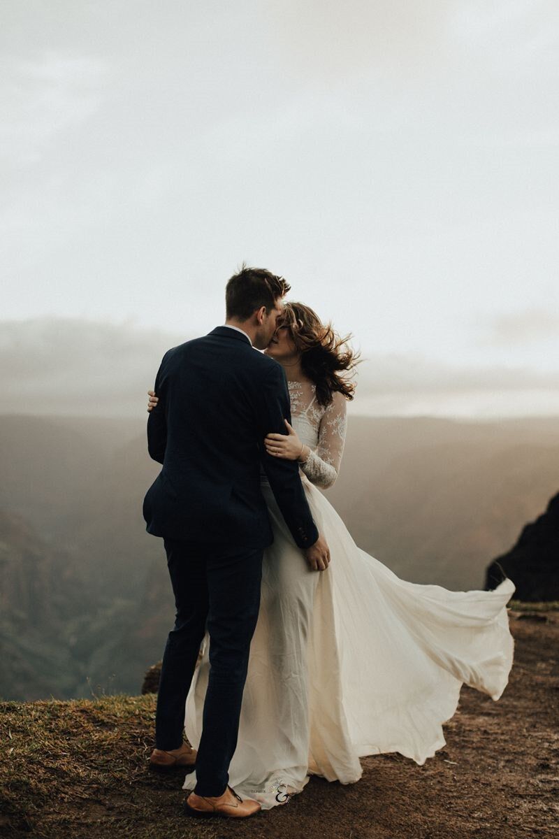 gypsybrides's tweet photo. You hold my heart 

#gypsybride #love #light #wed #wedding #bohobridal #bridalstyle #bohoinspo #bridalinspo #coolbride #funbride #freespiritedbride #brideandgroom #bride #bridal #nature #outdoorwedding

Photographer: Zephyr and Tide 
Wardrobe: @gypsybrides https://t.co/tbXrwiJzDc