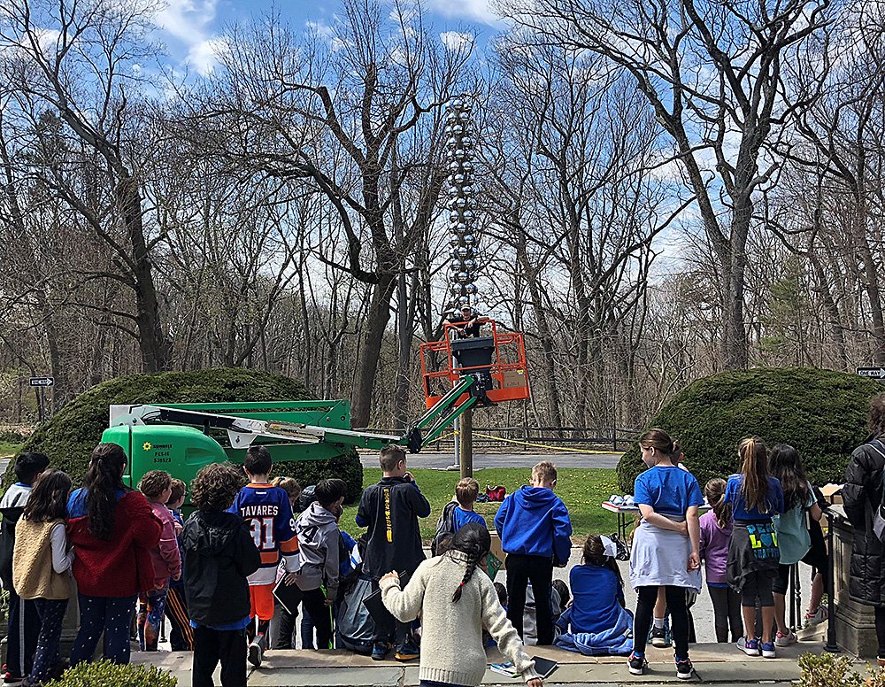 markocremec's tweet photo. Discerning 3 graders know their art! Lively discussion with @markocremec about the first of three new outdoor installations @nassaumuseum  - Reception on May 5 from 5-7p https://t.co/ZkbSxDyxMa https://t.co/IISylNO4Bo
