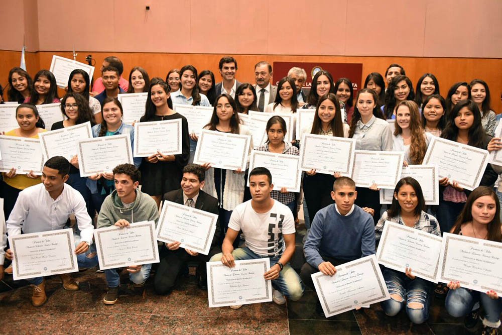 GobiernoSalta's tweet photo. “Cada uno de estos jóvenes me dan sobrados motivos de ver con optimismo la Salta que viene” dijo @UrtubeyJM en la entrega de Becas a las Excelencia a 120 jóvenes egresados del Secundario que obtuvieron los mejores promedios en sus municipios

Más info ➡️ https://t.co/v7bYNgYtZ8 https://t.co/Cll7P0GVTo