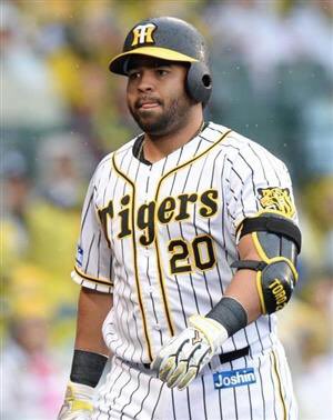 WorldBaseball9's tweet photo. #NPB #プロ野球 #ロサリオ 
#阪神タイガース #Tigers #野球好き 

高額な年俸を払ってしかも4番で
なかなか出来る決断ではないとは思う

『ロサリオを4番から外す』ってコト

韓国での実績はプロ野球では半分
つまり .250 15本 50打点 くらいの選手

批判があるなら言ってくれ

あくまで個人的な意見 https://t.co/SYOxj93x1J