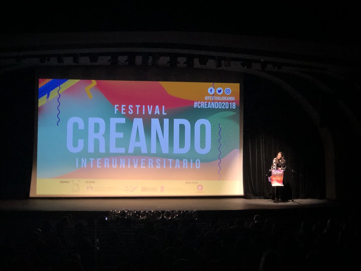 festivalcreando's tweet photo. Blanca Guinea @bgochaita entrega el premio a la mejor fotografía de la categoría UBU #Creando2018 https://t.co/DKsrRFghyd