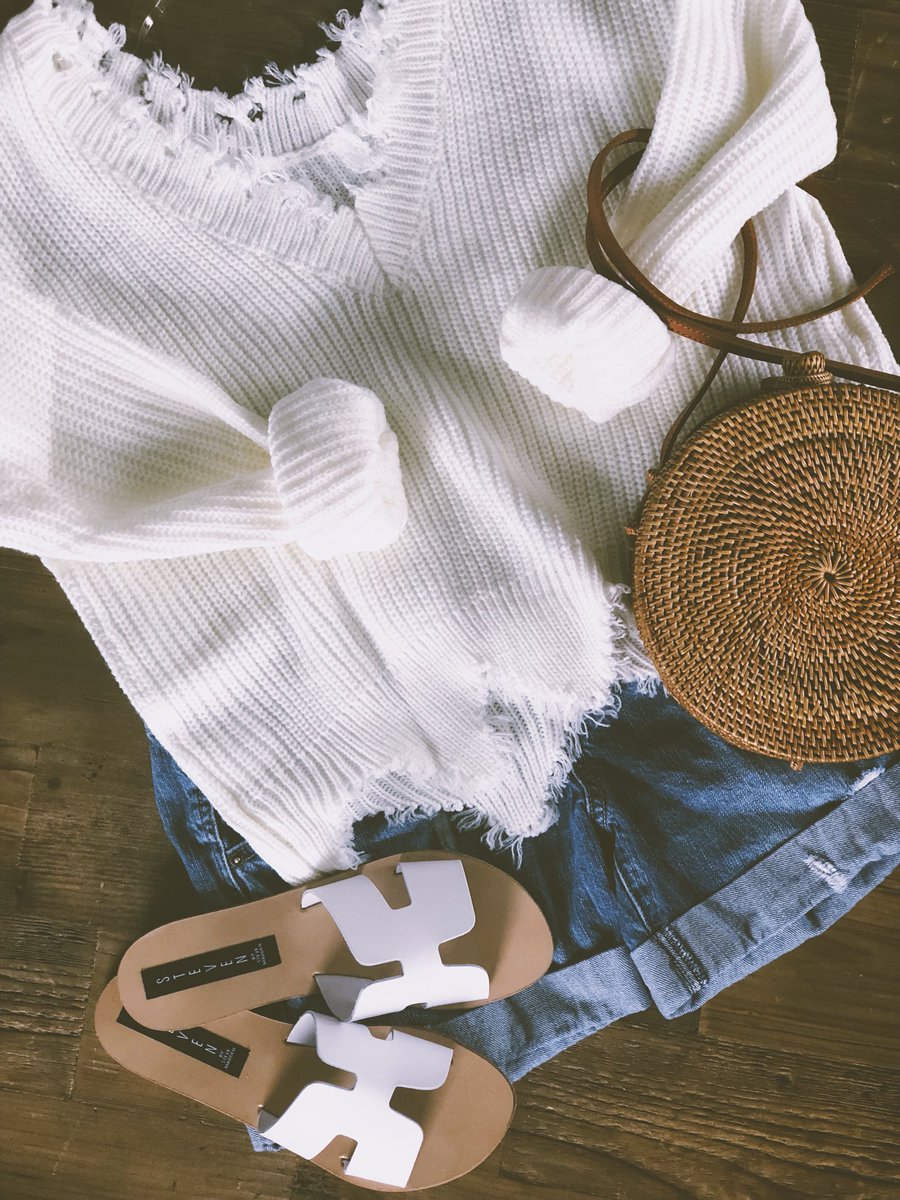 slatedesignhaus's tweet photo. The weather is warming up and I’m excited! Who’s ready for summer nights and cute sandals? #styling #bloggermom #blogger #connecticut #thehouseforhome #MayTheFourthBeWithYou #fashion #lifestyleblog https://t.co/D3xExMr6KM