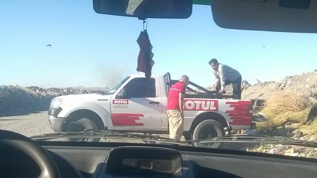 DefensaCivil_Tw's tweet photo. Defensa Civil evita q individuo arroje basura en lugar no permitido.Galina y Ruta Nac N°3. https://t.co/ydcufb4GX6