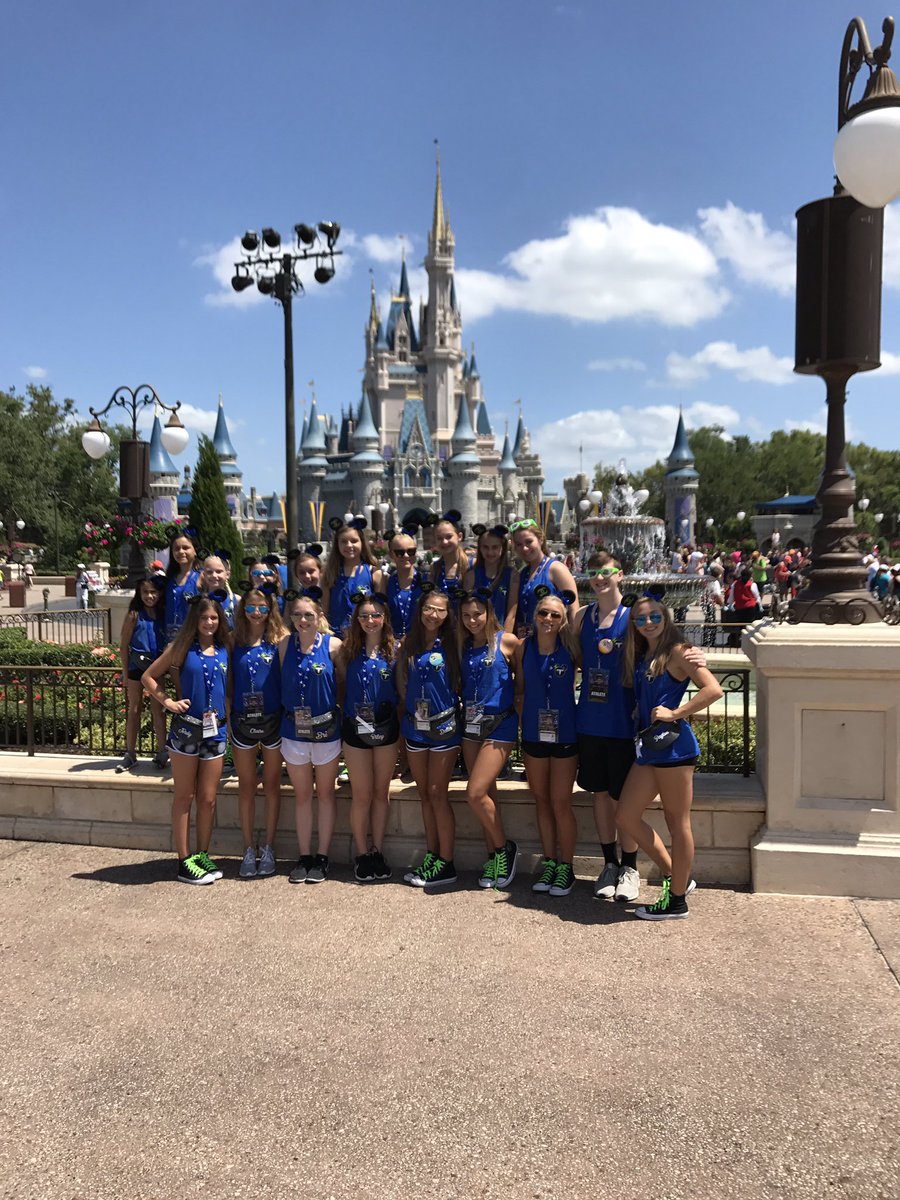 KrissyFuLu's tweet photo. It's been a fun day with the Chi Crew! Mickey waffles and Magic Kingdom 🏰💚😍 @UltimateClimb 🗻 https://t.co/NsuB3CiShg