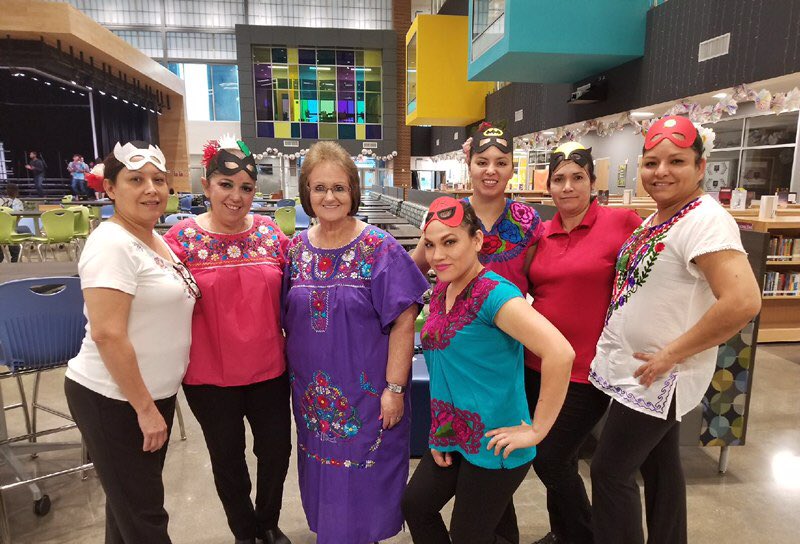newtechmiddle's tweet photo. We love our cafeteria staff! #mntms #food #gladiatorstrong https://t.co/vBBi4Gzzpw