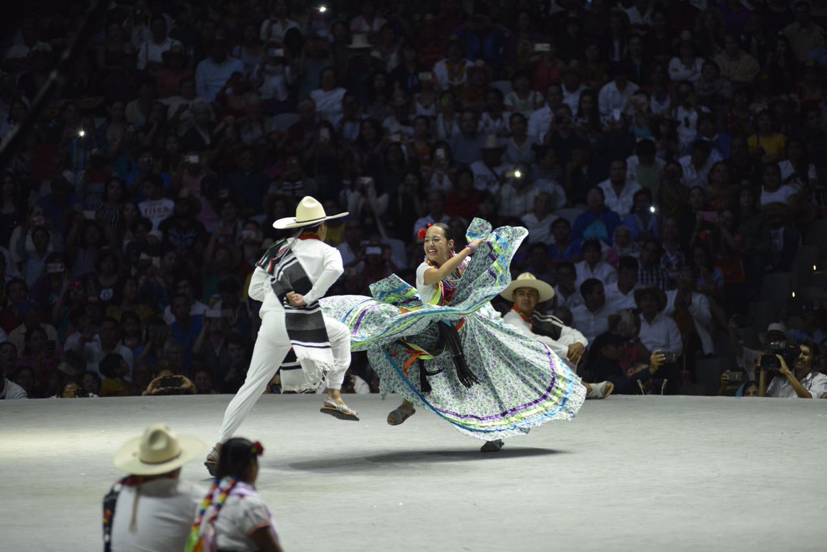 apontealcar's tweet photo. No hay asombro que no estalle ante sublime belleza ante el ayer que la besa y el pasado que te aclama ... tus costumbres y artes puras siguen siendo tu estandarte ... #Oaxaca #Guelaguetza2018 https://t.co/MvI1haRFGu