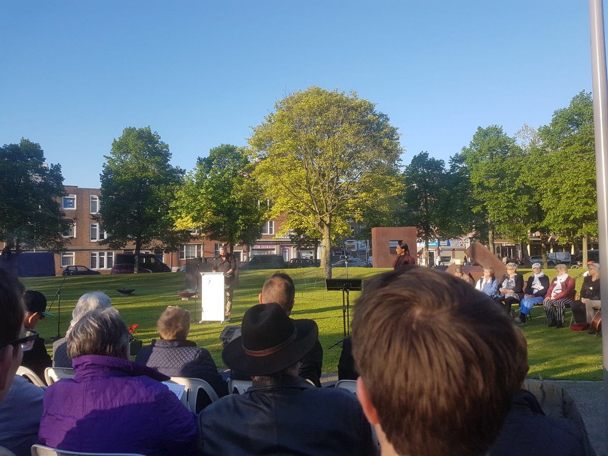 vbornl's tweet photo. Vandaag, 4 mei, staan we even stil bij de mensen die omgekomen zijn tijdens de Tweede Wereldoorlog en alle oorlogen daarna. #Rotterdam #kranslegging #Dodenherkening #4mei https://t.co/YDw5JxteL7