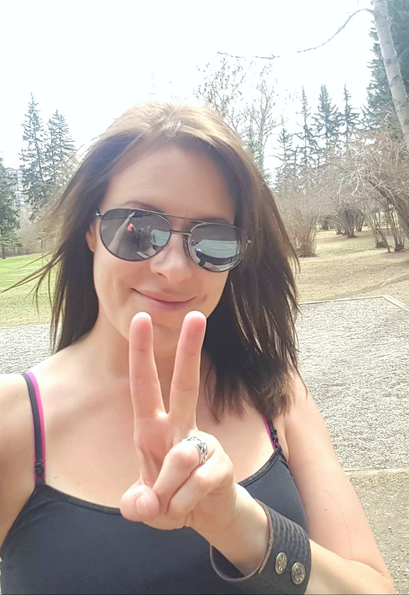 lisawestt's tweet photo. @MatthewModine @kajmere @notoriousCori #Tweetpeace my darlings #HappyFriday 😊 https://t.co/ozheCtj5Qj