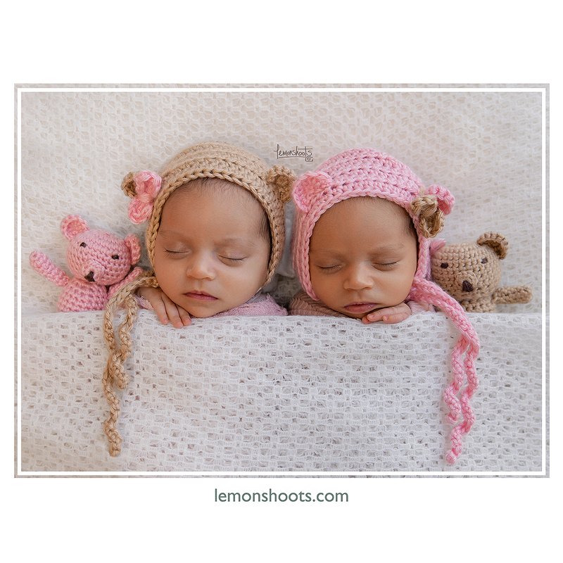 It's Friday! I have something special for you: two little bear cubs all tucked in! 💗 #lemonshoots #newbornphotography #newborntwins