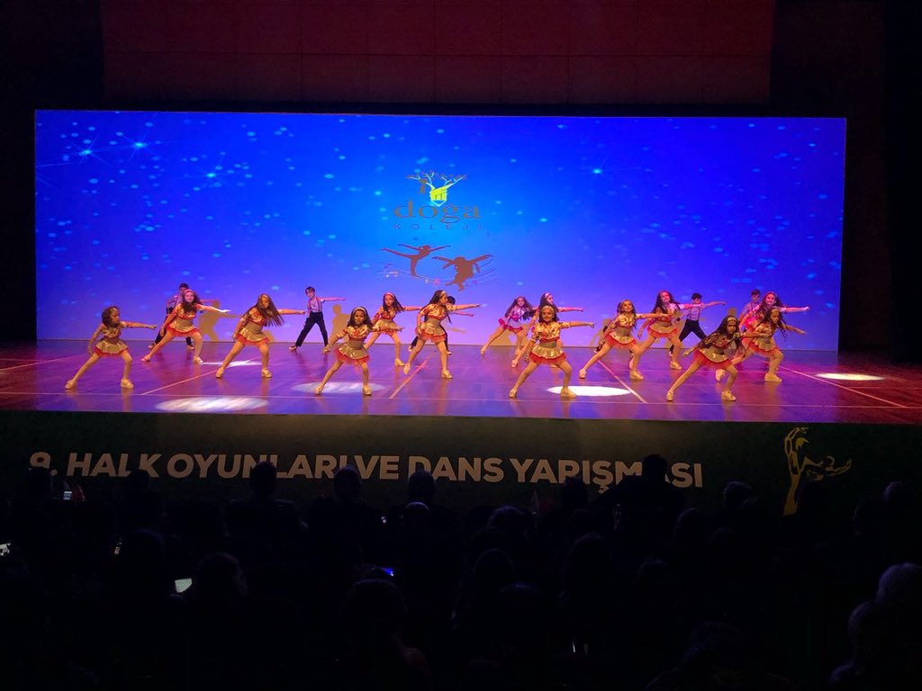 Doğa Koleji kampüsleri arasında düzenlenen “9. Halk Oyunları ve Dans Yarışması” finali görkemli bir açılışla başladı.