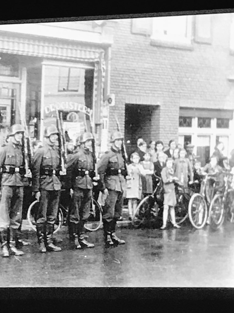 denisescwgorss's tweet image. Lochem in oorlogstijd, presentatie door #historischgenootschap @JCLochem @SWLochem