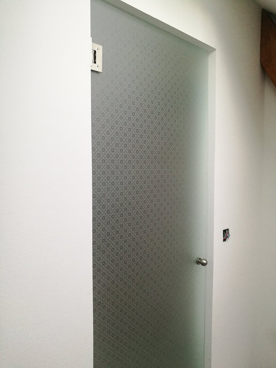 delin_gues's tweet photo. Porte en #verre #acide avec #décor #mousseline m6 pour une salle de bain.
Toiletten Türe #geätzt mit #musselinglas Muster m6.
Standort #Nidau
#Glas #Vetro #glass #glassart #sandstrahlen #sandblasting #doppelmatt
#Vogrin #Biel #Bienne https://t.co/tglxRBr3on