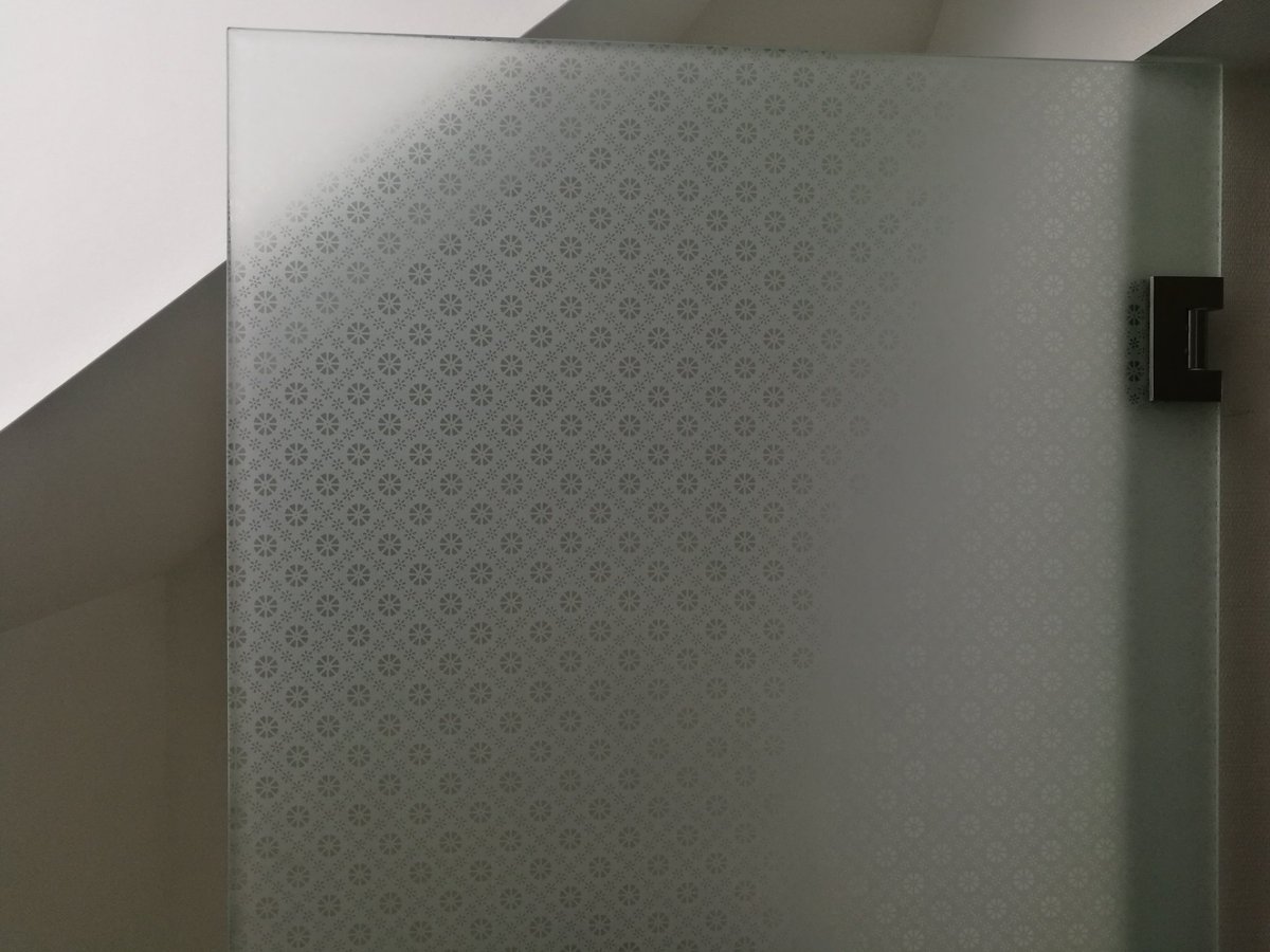 delin_gues's tweet photo. Porte en #verre #acide avec #décor #mousseline m6 pour une salle de bain.
Toiletten Türe #geätzt mit #musselinglas Muster m6.
Standort #Nidau
#Glas #Vetro #glass #glassart #sandstrahlen #sandblasting #doppelmatt
#Vogrin #Biel #Bienne https://t.co/tglxRBr3on