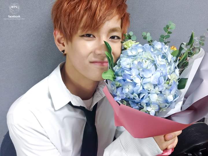 Ким тэхен ви. Ким тэхен happy birthday. Бтс тэхен с розой. Тэхён 2022. Taehyung 2022.
